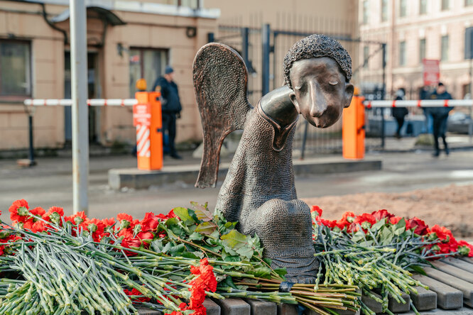 В Петербурге открыли памятник медикам, погибшим во время пандемии. На церемонию не пригласили инициаторов мемориала