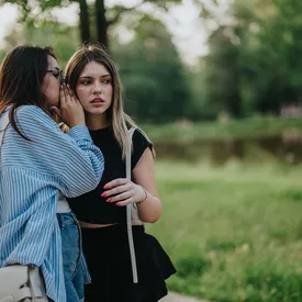 Исследование: пары, которые сплетничают, счастливее в отношениях Исследование: пары, которые сплетничают, счастливее в отношениях