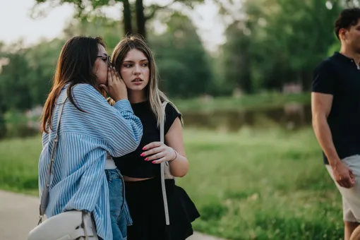 Исследование: пары, которые сплетничают, счастливее в отношениях Исследование: пары, которые сплетничают, счастливее в отношениях