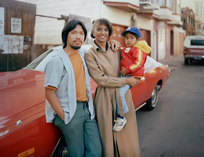 Жители Лэнгтон-стрит Лалетт и Ванесса Фернандез со своим сыном, 1980 год