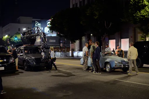 Брэд Питт на винтажном Volkswagen во время съемок «Однажды в Голливуде» while filming «Once Upon A Time In Hollywood» on Hollywood Boulevard on October 22, 2018 in Los Angeles, California. Фото: Stephen Albanese/Michael Ochs Archives/Getty Images