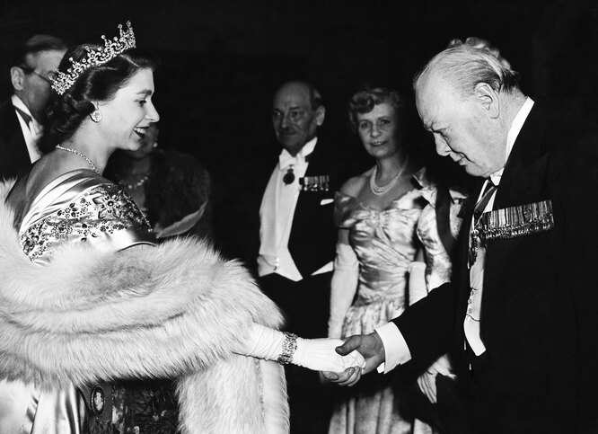 Принцесса Елизавета приветствует Уинстона Черчилля
