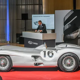 Mercedes, на котором ездили знаменитые гонщики «Формулы-1» Стирлинг Мосс и Хуан Мануэль Фанхио, продали на аукционе за рекордные €51 млн
