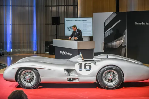 Mercedes, на котором ездили знаменитые гонщики «Формулы-1» Стирлинг Мосс и Хуан Мануэль Фанхио, продали на аукционе за рекордные €51 млн Mercedes, на котором ездили знаменитые гонщики «Формулы-1» Стирлинг Мосс и Хуан Мануэль Фанхио, продали на аукционе за рекордные €51 млн
