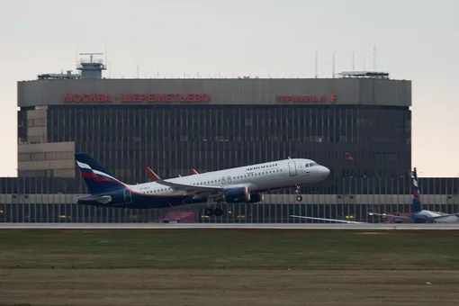 Пилот приземлившегося в Ростове-на-Дону самолета умер после экстренной посадки