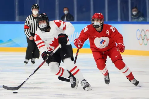 Канадские хоккеистки отказались играть на Олимпиаде с россиянками, пока не получат их тесты на ковид. Команды вышли на лед в масках