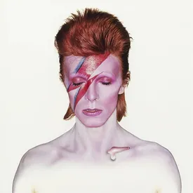 Культовую обложку альбома Дэвида Боуи продали за рекордные $496 тысяч Культовую обложку альбома Дэвида Боуи продали за рекордные $496 тысяч