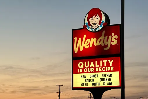 В США управляющая Wendy’s устроила на работу «призрака». За год несуществующий сотрудник «заработал» почти $20 тысяч В США управляющая Wendy’s устроила на работу «призрака». За год несуществующий сотрудник «заработал» почти $20 тысяч