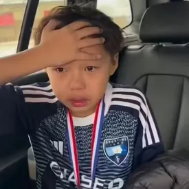 В сети завирусилось видео с плачущим мальчиком. Он родился в США, но другой ребенок обозвал его «нелегальным иммигрантом»