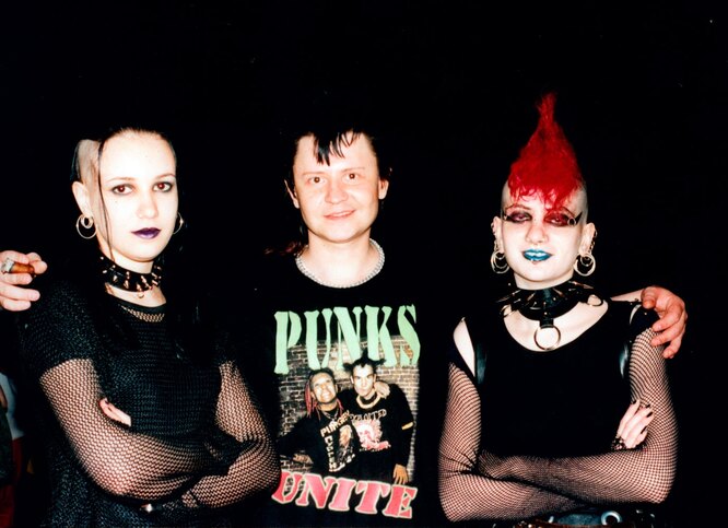 Хенк( группа «Чудо-Юдо») с поклонницами, Москва, 1998 год