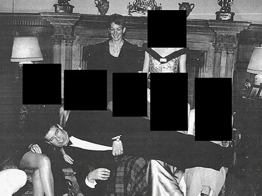 Гислейн Максвелл и принц Эндрю на коленях у девушек