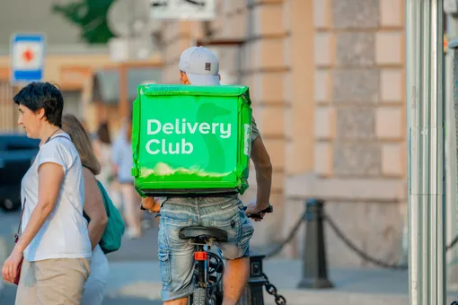 Delivery Club попросил не выгонять курьеров на мороз из ресторанов, магазинов и ТЦ