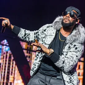 Spotify удалил из плейлистов песни R. Kelly из-за обвинений в сексуальном насилии Spotify удалил из плейлистов песни R. Kelly из-за обвинений в сексуальном насилии