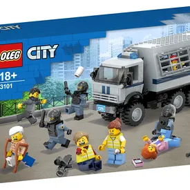 Петербуржец, придумавший концепт набора Lego с Бабой-ягой, показал конструктор Oleg — с автозаком и протестующими