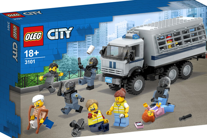 Петербуржец, придумавший концепт набора Lego с Бабой-ягой, показал конструктор Oleg — с автозаком и протестующими Петербуржец, придумавший концепт набора Lego с Бабой-ягой, показал конструктор Oleg — с автозаком и протестующими