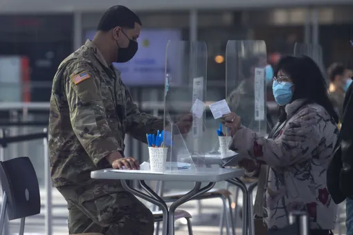 Жителям Нью-Йорка заплатят по $100 за прививку от коронавируса