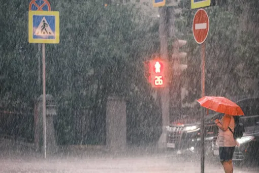 В Москве прошел сильный ливень. В некоторых районах столицы — град и подтопления