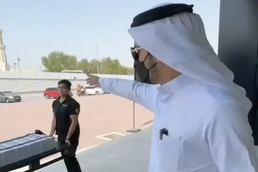 В ОАЭ тиктокера арестовали за видео, на котором он «разбрасывается» деньгами в автосалоне