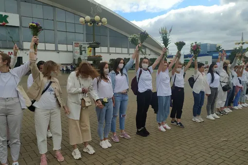 В Минске несколько сотен женщин с цветами в руках встали в цепь в знак поддержки пострадавших демонстрантов