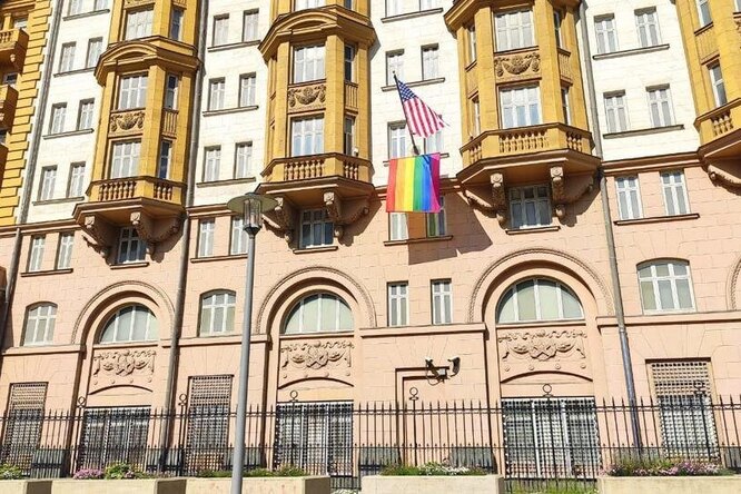 На здании американского посольства в Москве заметили флаг ЛГБТ
