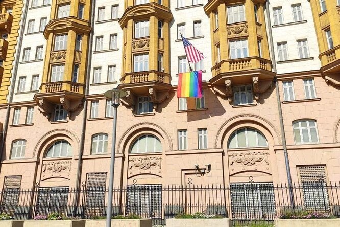 На здании американского посольства в Москве заметили флаг ЛГБТ На здании американского посольства в Москве заметили флаг ЛГБТ