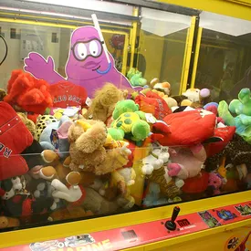 Японец 200 раз проиграл игровому автомату-хватайке и вызвал полицию. После этого другой человек проиграл еще 300 раз