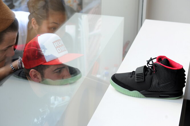 Самыми дорогими кроссовками, проданными на eBay за 25 лет, стали Air Jordan 12 OVO. Их купили за $100 тысяч Самыми дорогими кроссовками, проданными на eBay за 25 лет, стали Air Jordan 12 OVO. Их купили за $100 тысяч