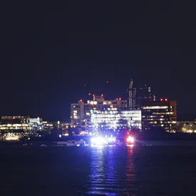 В Вашингтоне пассажирский самолет при посадке столкнулся с военным вертолетом