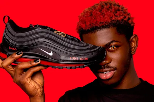 Nike подали в суд на марку MSCHF, которая вместе с рэпером Lil Nas X выпустила «сатанинские кроссовки» с кровью