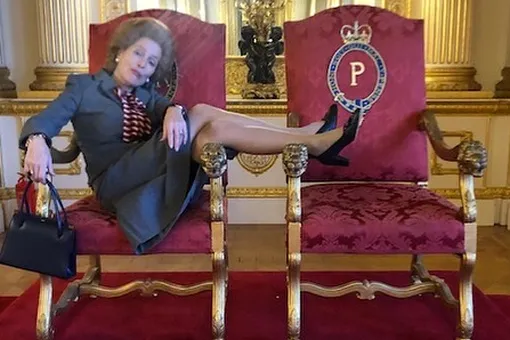 Джиллиан Андерсон в образе Маргарет Тэтчер выложила фото на королевском троне. Создателей сериала «Корона» это, кажется, не насмешило