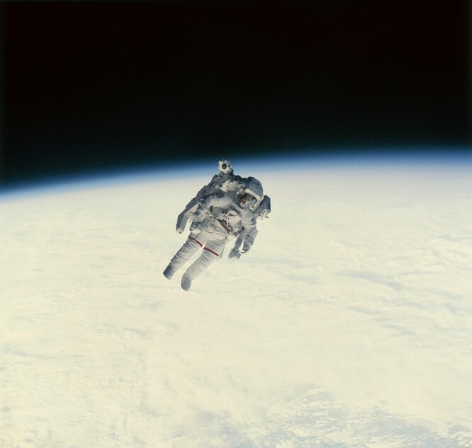 Bruce McCandless II During An Extravehicular Activity On February 7, 1984. For The First Time, An Astronaut Uses The Manned Maneuvering Unit (MMU) During A Spacewalk. His Movement Is Propelled By Gaseous Nitrogen And Controlled By His Hands.Кредит: