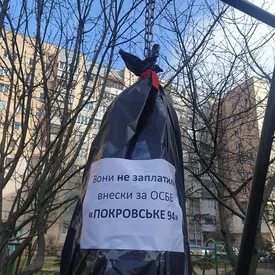 «Они не заплатили взносы»: в Житомире на детской площадке повесили «трупы» должников «Они не заплатили взносы»: в Житомире на детской площадке повесили «трупы» должников