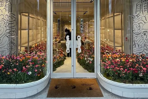 В магазинах Off-White по всему миру устроили масштабные цветочные инсталляции в память о Вирджиле Абло