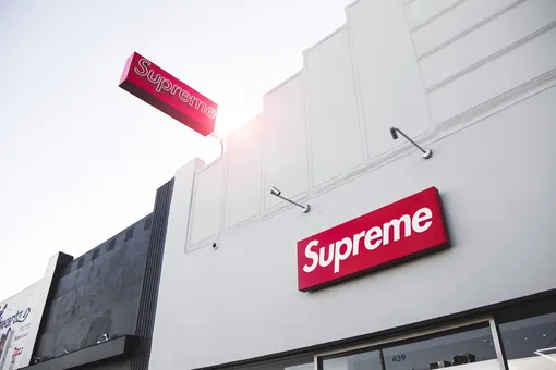 Легендарный бренд Supreme официально продан. Его купила компания — владелец Vans, Timberland и The North Face