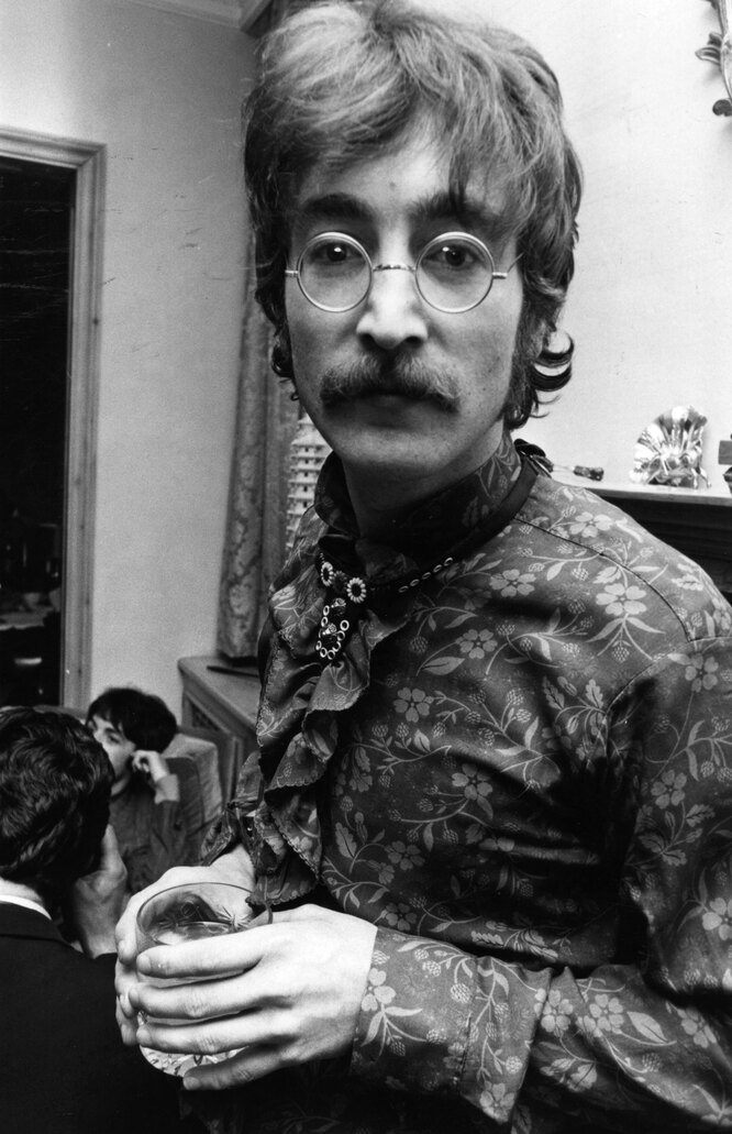 В 1967 году Singer, guitarist and songwriter John Lennon (1940 — 1980) at manager Brian Epstein's west London home for a photocall for the launch of the Beatles' new album 'Sergeant Pepper's Lonely Hearts Club Band', 19th May 1967. КРЕДИТ