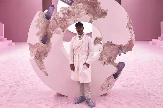 Кто такой Дэниел Аршам — художник, оформивший показ Dior потрескавшимися инсталляциями