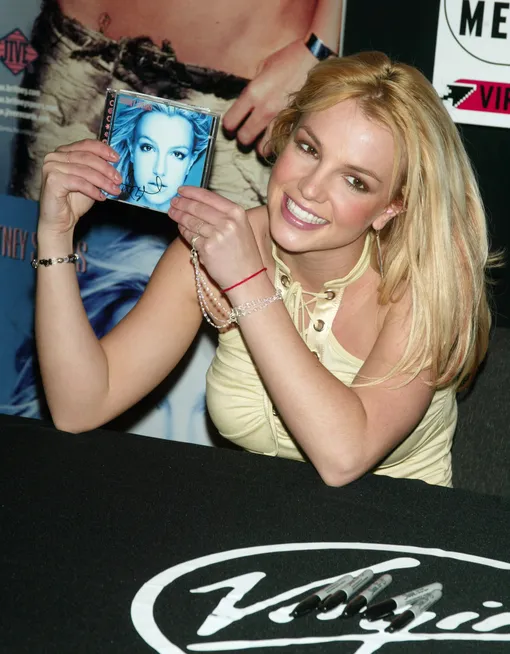Бритни Спирс подписывает диски с альбомом In rhe Zone, 2003 год