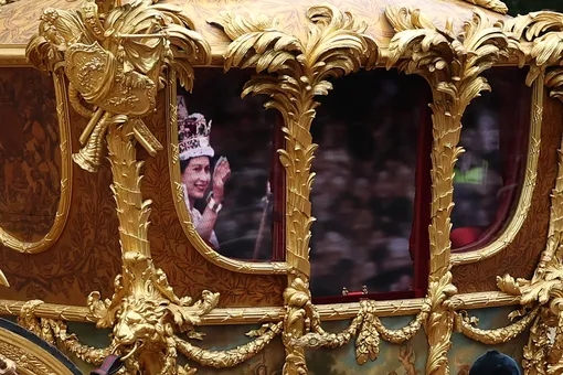 По Лондону проехалась 260-летняя карета с голограммой молодой королевы Елизаветы II