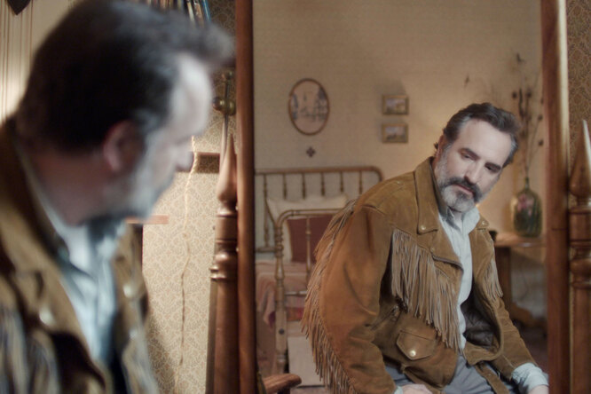 «Оленья кожа» — французский фильм о мужчине, влюбленном в свою кожаную куртку. Мы поговорили с исполнителем главной роли Жаном Дюжарденом