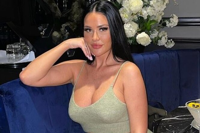Поклонница Balenciaga порезала свои брендовые вещи на сумму 170 000 рублей на фоне скандала вокруг рекламной кампании Поклонница Balenciaga порезала свои брендовые вещи на сумму 170 000 рублей на фоне скандала вокруг рекламной кампании