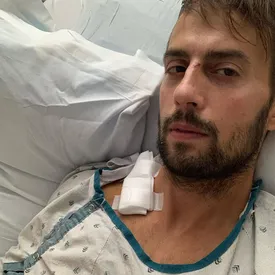 Выгульщик собак Леди Гаги признался, что после ранения в грудь он был «на волоске от смерти» Выгульщик собак Леди Гаги признался, что после ранения в грудь он был «на волоске от смерти»