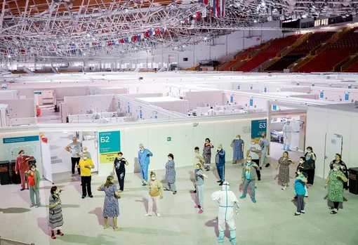 Patients follow instructions while practicing Tai Chi at the Krylatskoye Ice Palace, which was converted into a temporary hospital for people suffering from the coronavirus disease (COVID-19), in Moscow, Russia, January 20, 2021. Picture taken January 20, 2021. REUTERS/Maxim Shemetov