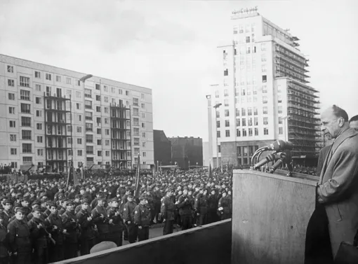 Немецкий государственный и политический деятель, коммунист, руководитель ГДР Вальтер Ульбрихт выступает в Берлине на митинге.