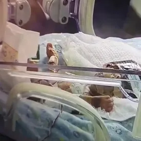 В Китае медсестра спасла недоношенного ребенка, родившегося на борту самолета. Вес младенца составлял всего 820 граммов