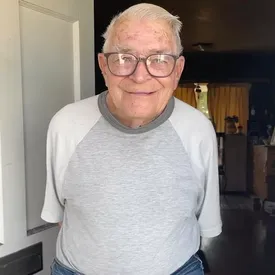 Молодая пара из США уже десять лет дружит со своим 85-летним соседом. Вместе они любят ходить за мороженым, смотреть фильмы и отмечать праздники Молодая пара из США уже десять лет дружит со своим 85-летним соседом. Вместе они любят ходить за мороженым, смотреть фильмы и отмечать праздники
