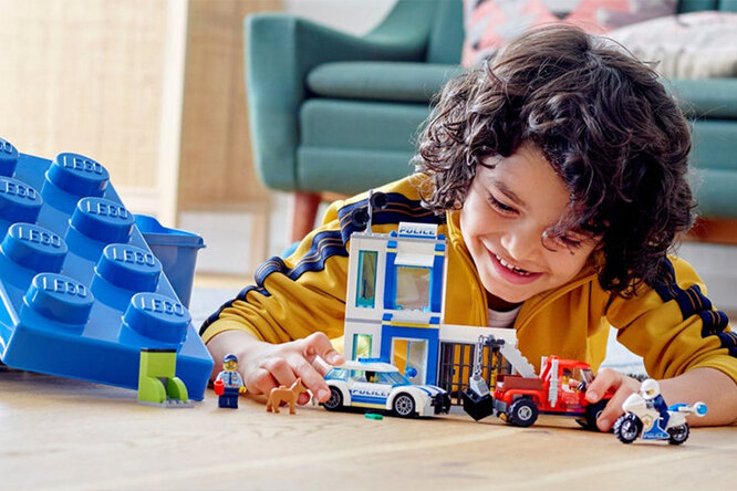 Lego отказались от рекламы конструкторов с фигурками полицейских из-за протестов в США Lego отказались от рекламы конструкторов с фигурками полицейских из-за протестов в США