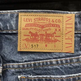 Valentino и Levi's выпустили совместную коллекцию — ее представили на модном показе в Милане