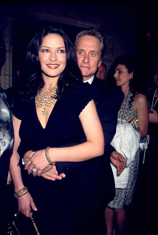 Кэтрин Зета-Джонс и Майкл Дуглас в Нью-Йорке, октябрь 2000 года