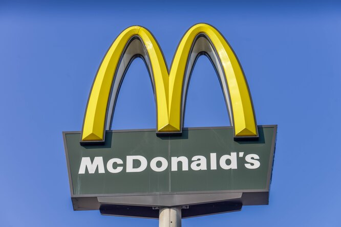 Работник «Макдоналдс» 2,5 года подкладывал всем клиентам дополнительный наггетс. В соцсетях его считают героем