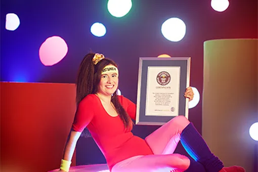 Американка побила 13 мировых рекордов, танцуя в Just Dance. Теперь в 49 лет она готовится к Олимпийским киберспортивным играм Американка побила 13 мировых рекордов, танцуя в Just Dance. Теперь в 49 лет она готовится к Олимпийским киберспортивным играм